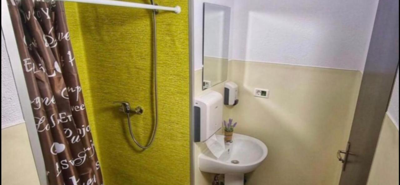 La Nuc O Camera Săcele Esterno foto